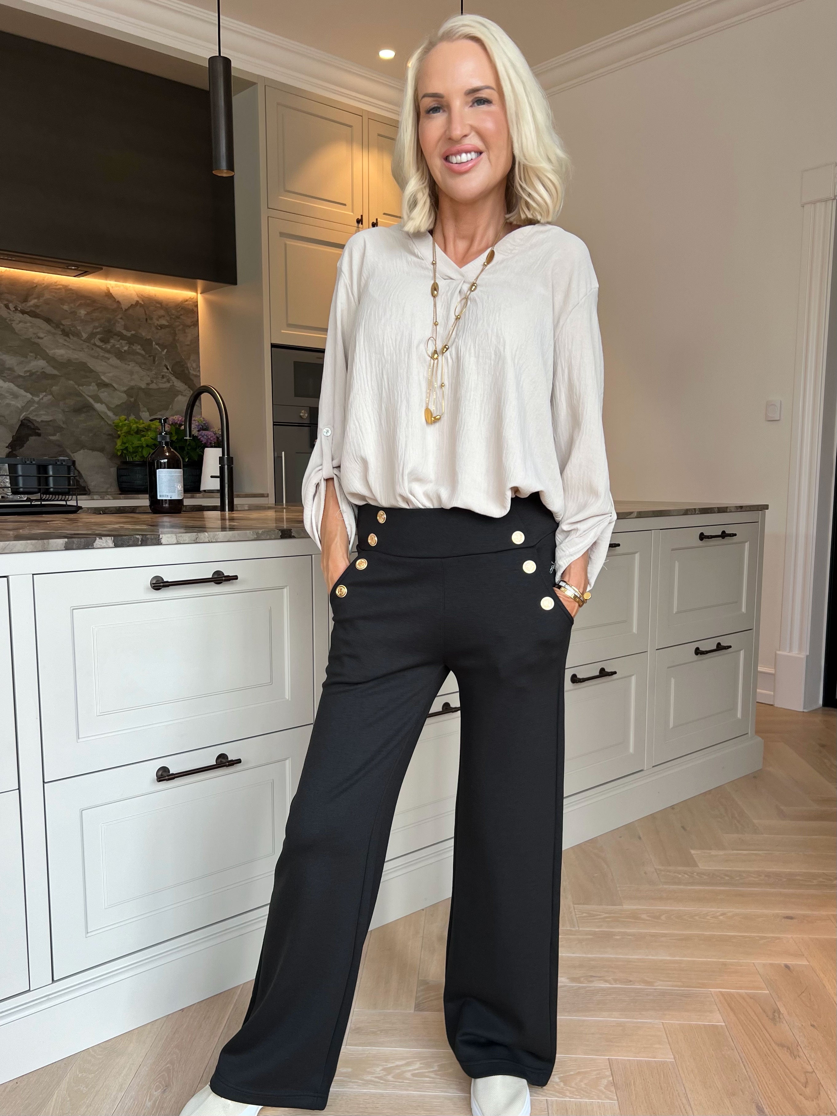 Callie - Bløde og løse bukser med elegante guldknapper foran